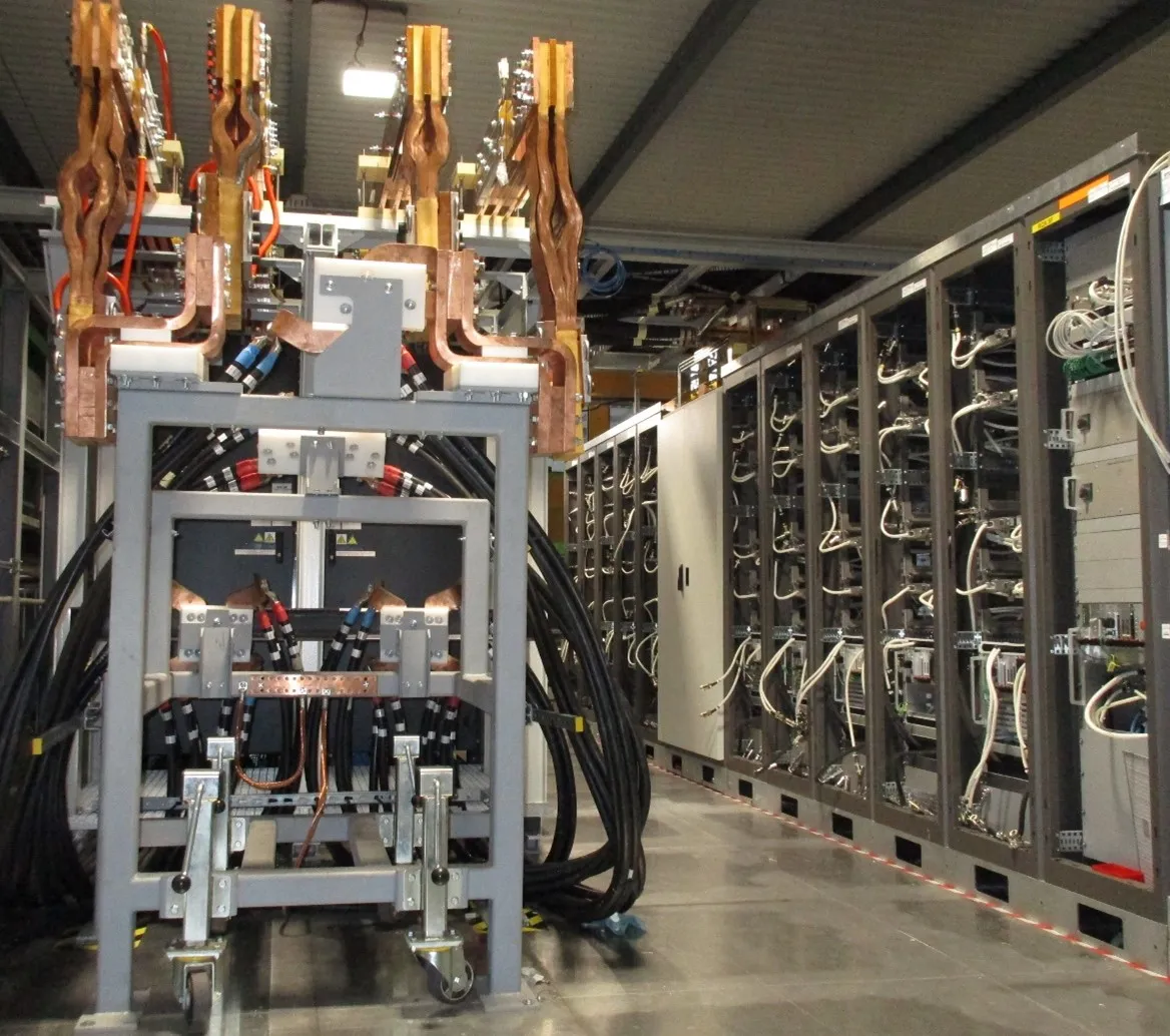 “Warming up” of HL-LHC the power converters: first commissioning phases at the HL-LHC IT String